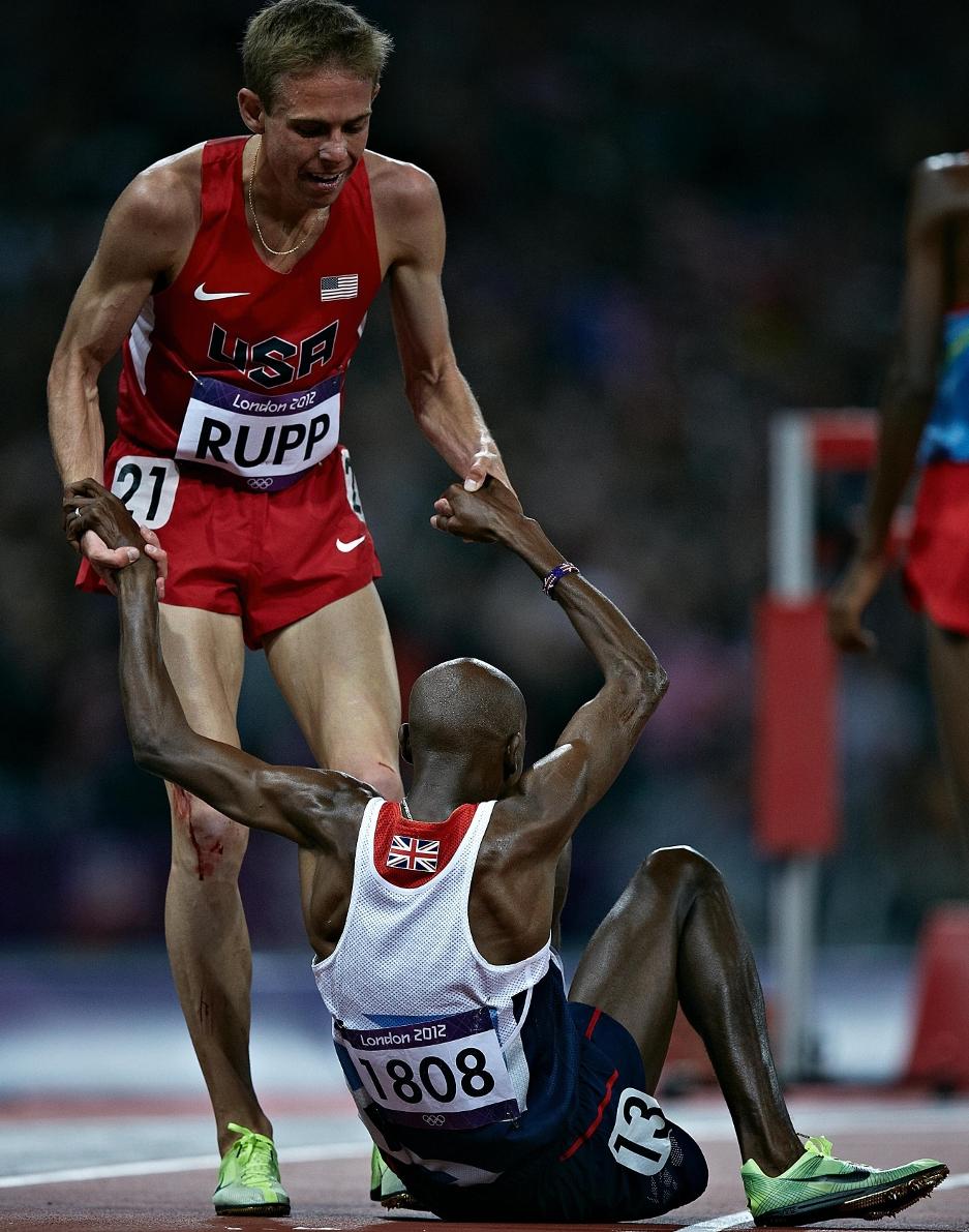 Galen Rupp mentre aiuta Mohamed Farah, Olimpiadi 2012